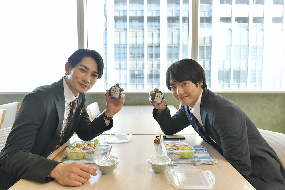 赤楚衛二（右）與町田啓太主演日劇《如果30歲還是處男，似乎就能成為魔法師》推出電影版，兩人在電影拍攝現場也展現絕佳默契。（車庫娛樂提供）