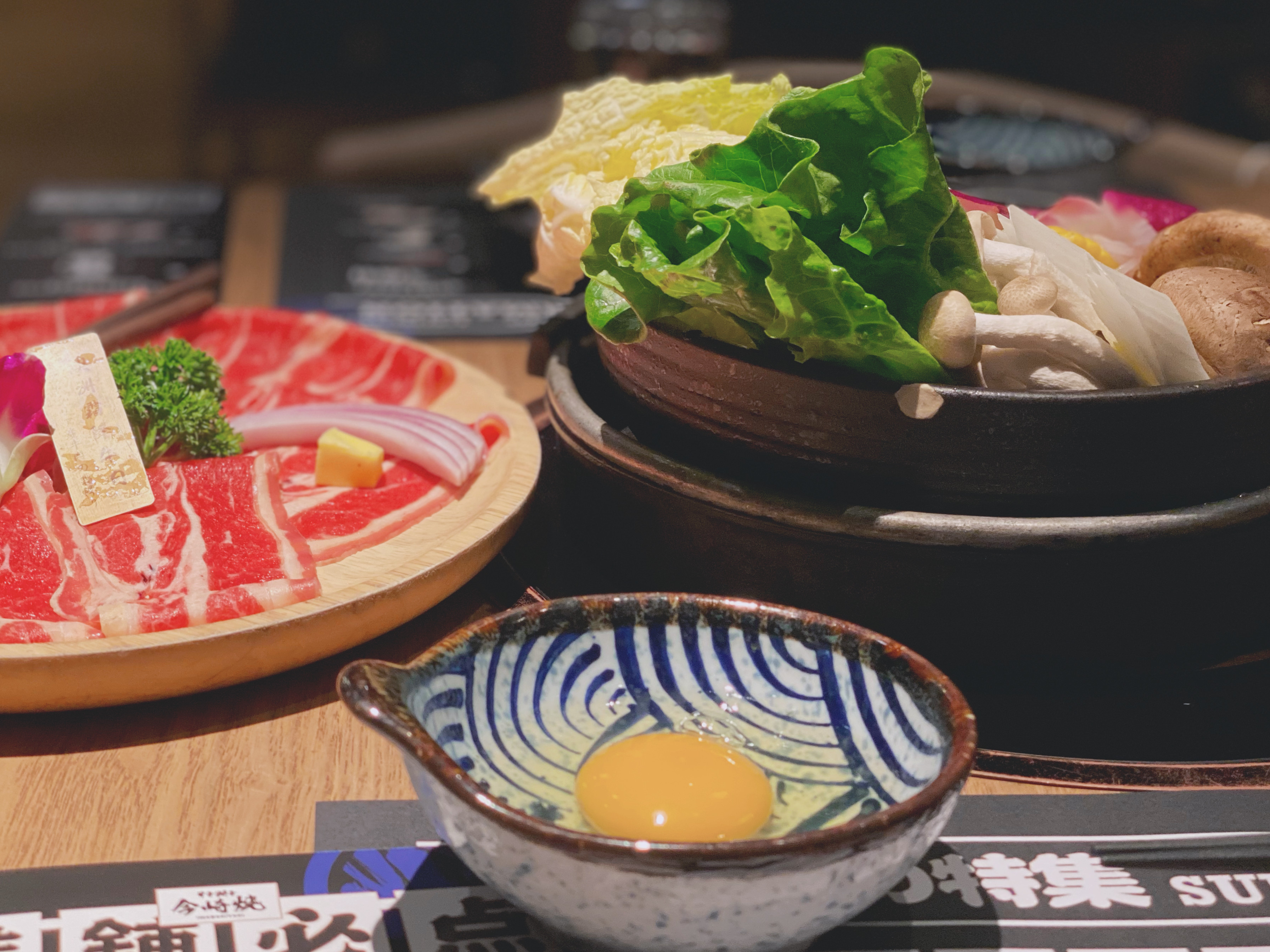 網友隻身一人去吃壽喜燒卻被加收200元，讓他直呼歧視。示意圖，非當事店家。（東方IC）