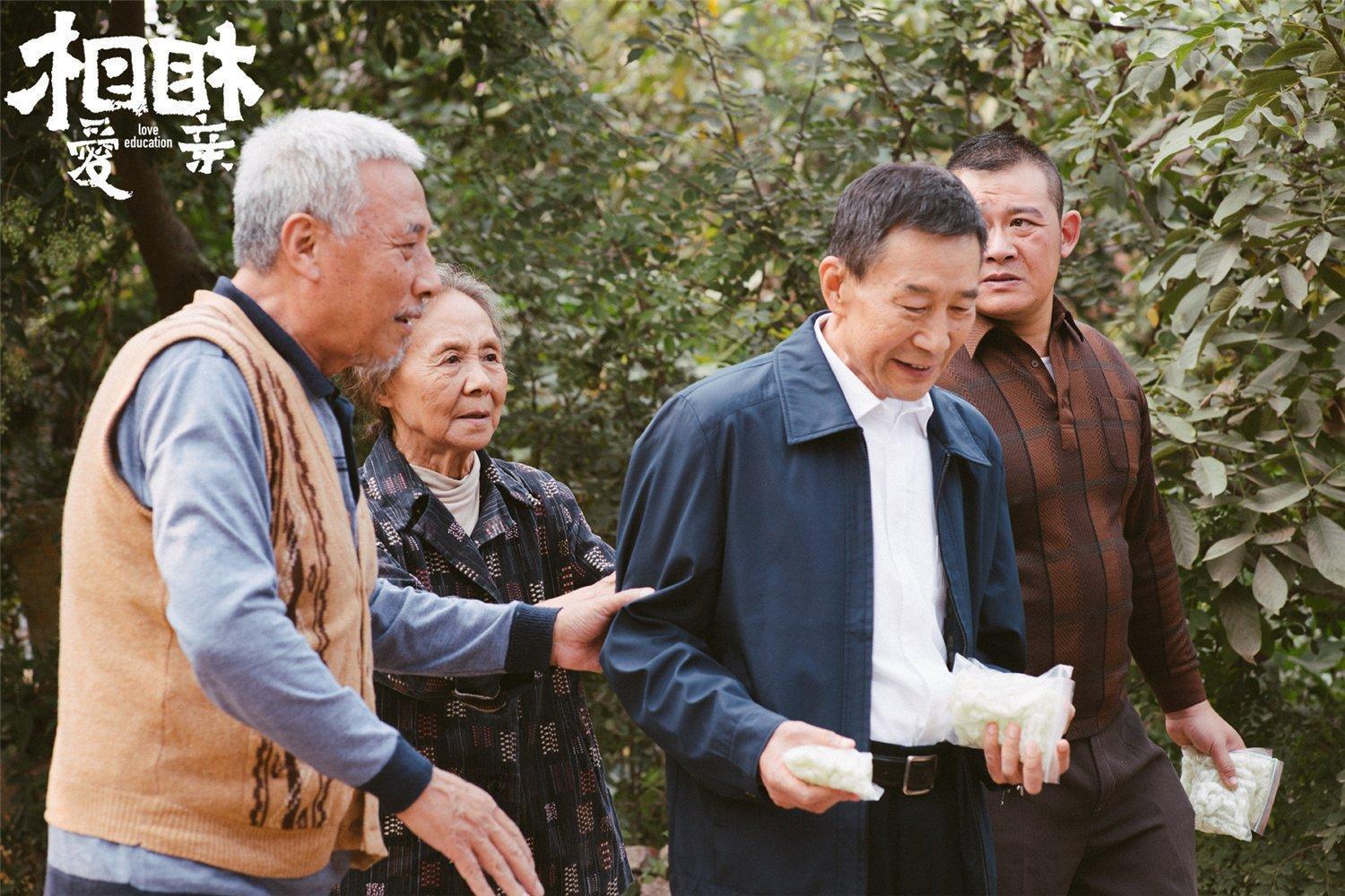 李亘的父親李雪健也曾客串張艾嘉自導自演的《相愛相親》。（《相愛相親》  微博）