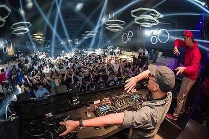 具俊曄以DJ KOO在各俱樂部表演。（翻攝具俊曄IG）