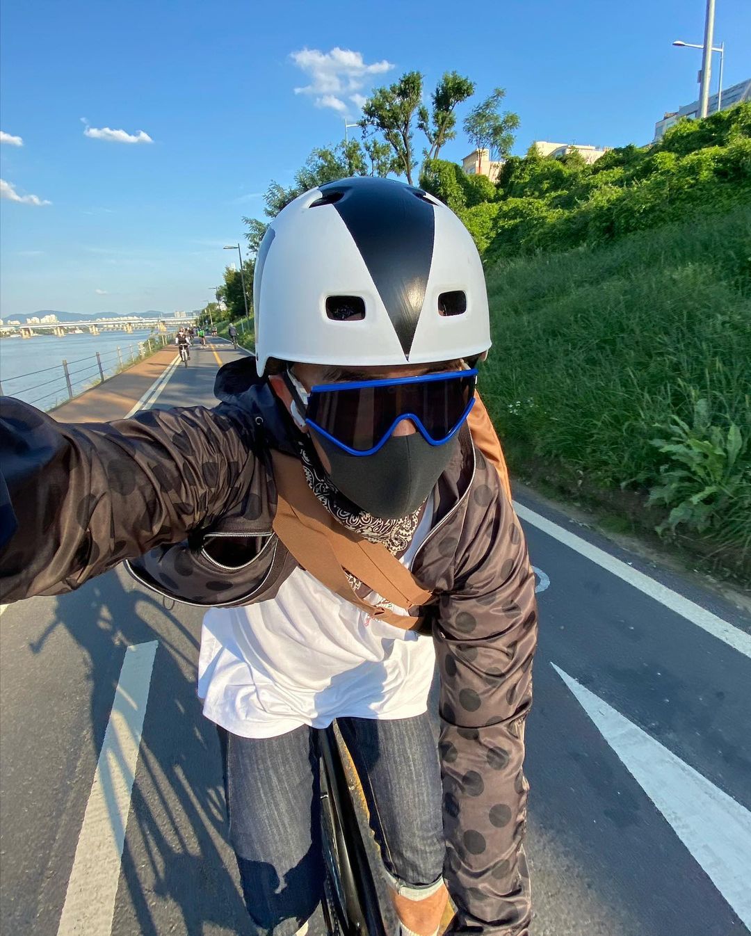 具俊曄騎單速車經常自拍。（翻攝具俊曄IG）