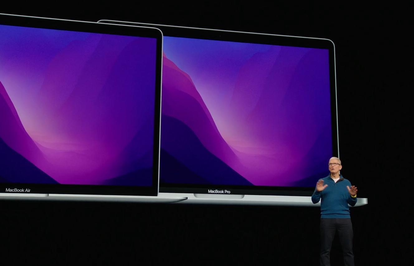 搭載怪物晶片M1 Ultra的Mac Studio,還可配最新27吋 Mac螢幕,企圖滿足專業工作者創意需求。(翻攝蘋果直播影片)