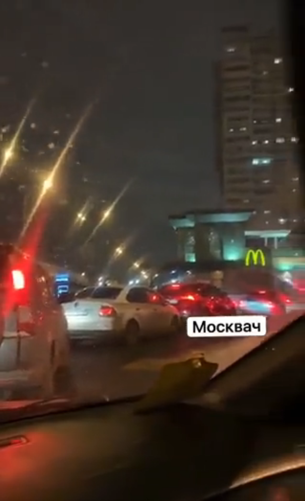 民眾在大雪中排隊買得來速,車隊看不見盡頭。(翻攝raging545推特)