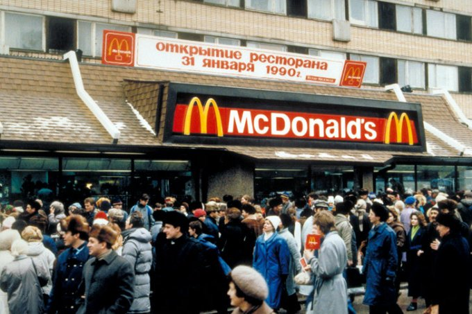 普希金廣場的麥當勞於1990年1月31日開幕,象徵著冷戰關係解凍。(翻攝推特)
