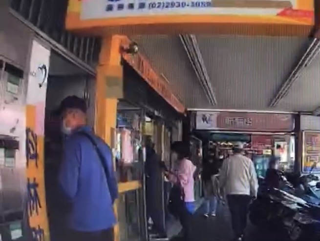 警方護楊翁回到家。(翻攝畫面)
