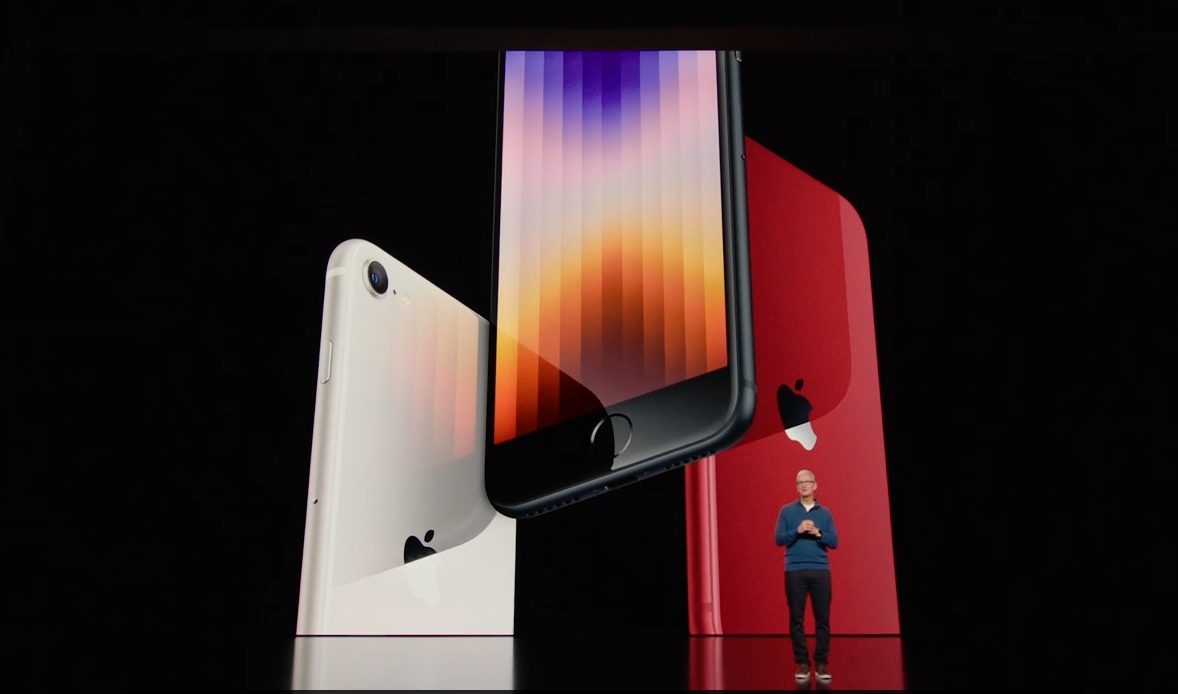 iPhone SE 3如預期亮相，是最便宜5G iPhone，起跳價則比上一代SE(2020)貴30美元。（翻攝蘋果直播影片）