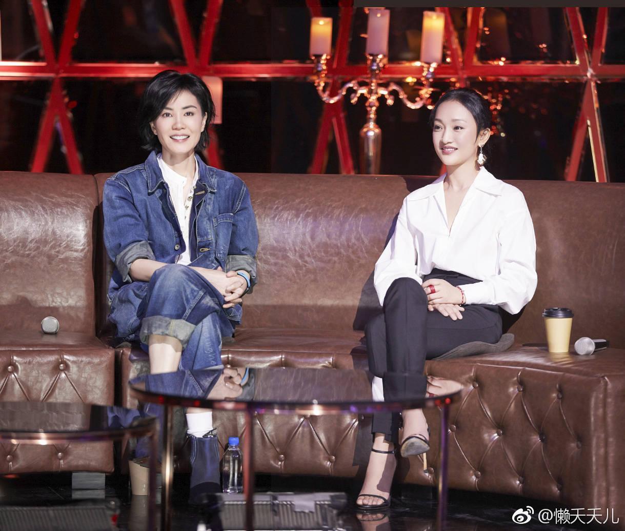 儘管周迅與王菲曾是情敵,但周迅不僅曾與王菲愛女竇靖童爆曖昧情,也曾與王菲在節目同台。(微博圖片)