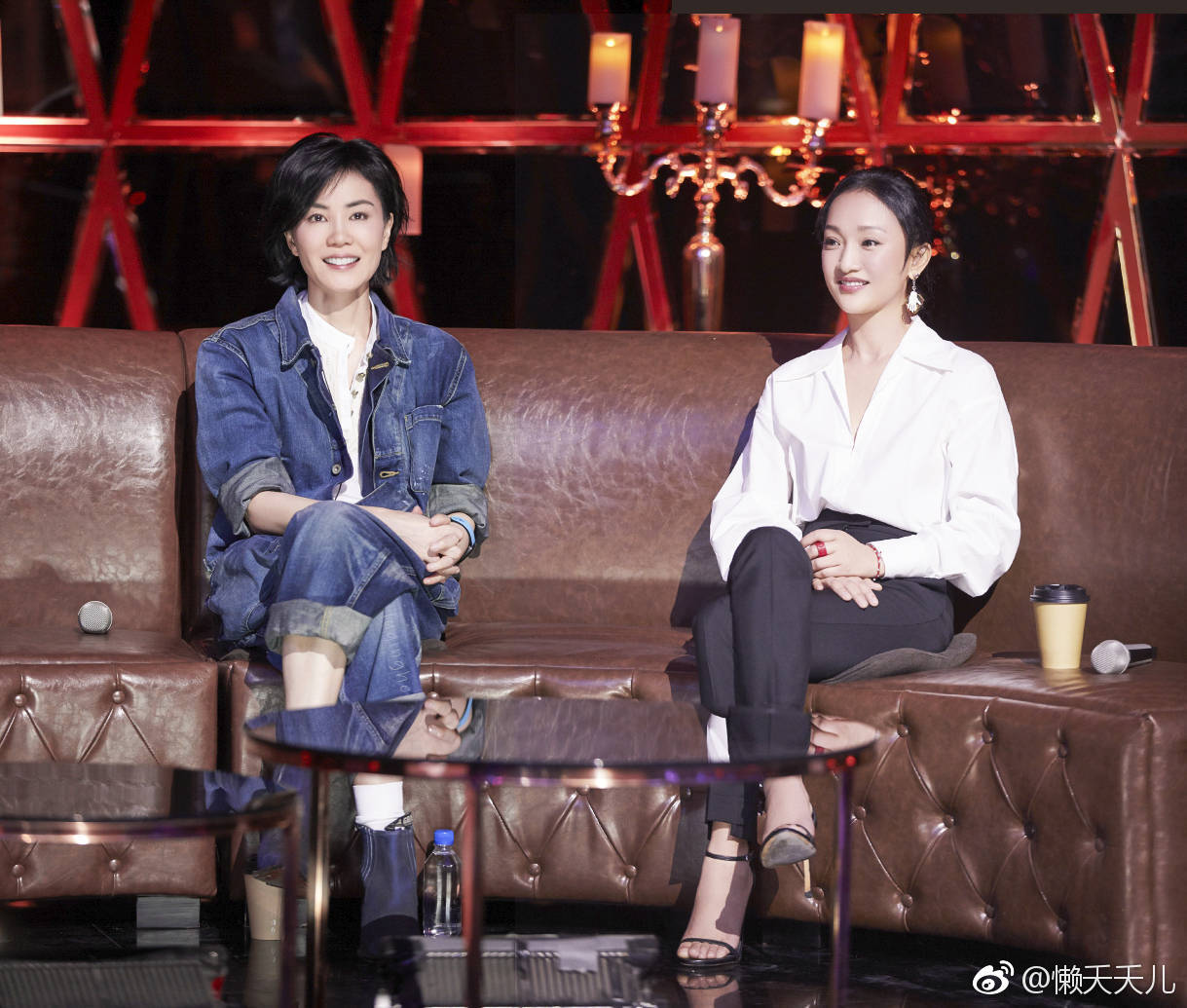 儘管周迅與王菲曾是情敵，但周迅不僅曾與王菲愛女竇靖童爆曖昧情，也曾與王菲在節目同台。（微博圖片）