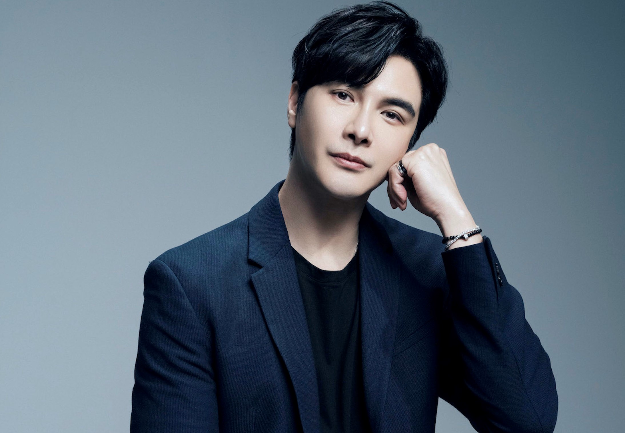 謝佳見擔任保養品牌大使,分享護膚心得。(台塑生醫提供)