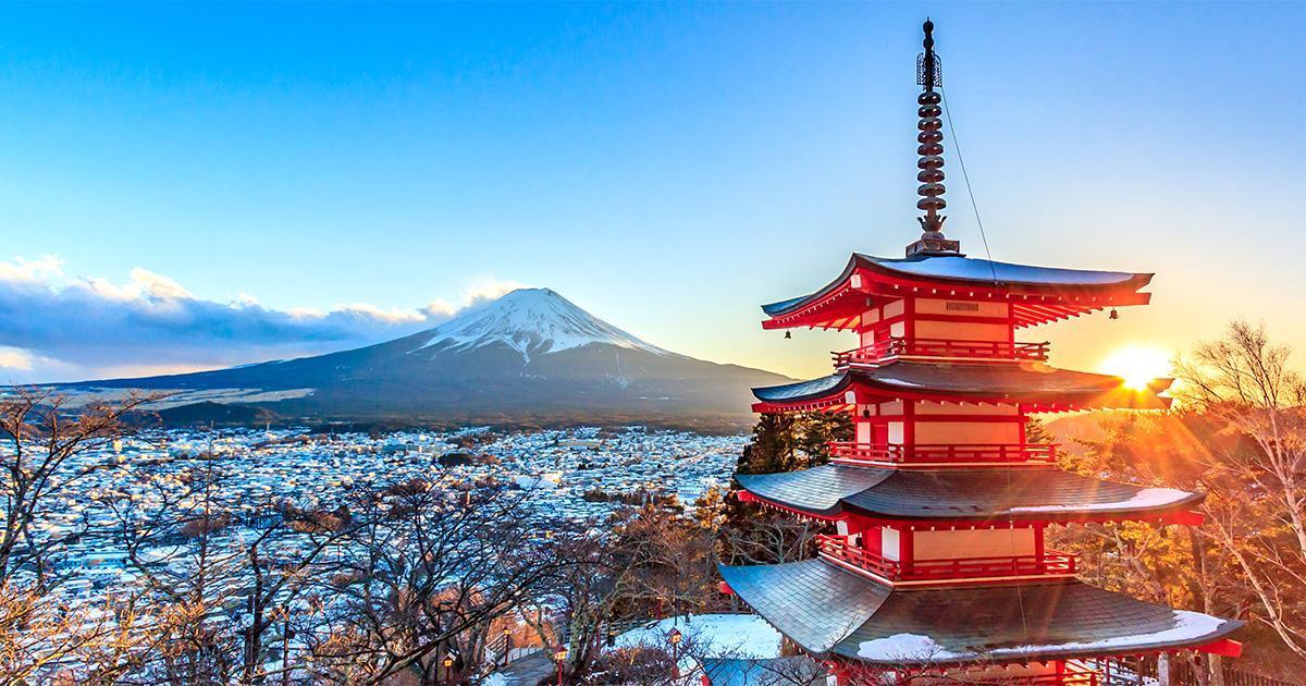 日本京都平和公園遠眺富士山。(大洋郵輪提供)