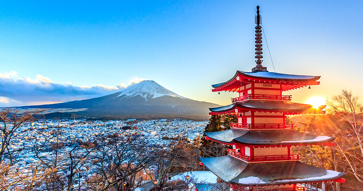 日本京都平和公園遠眺富士山。（大洋郵輪提供）