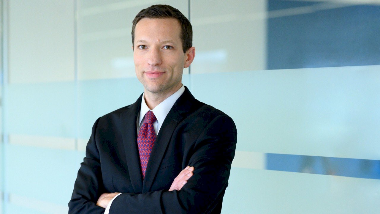 美國國防部印太助理部長瑞特納今（10日）出席美國聯邦眾議院軍事委員會討論印太局勢的聽證會。（翻攝自新美國安全中心網頁）