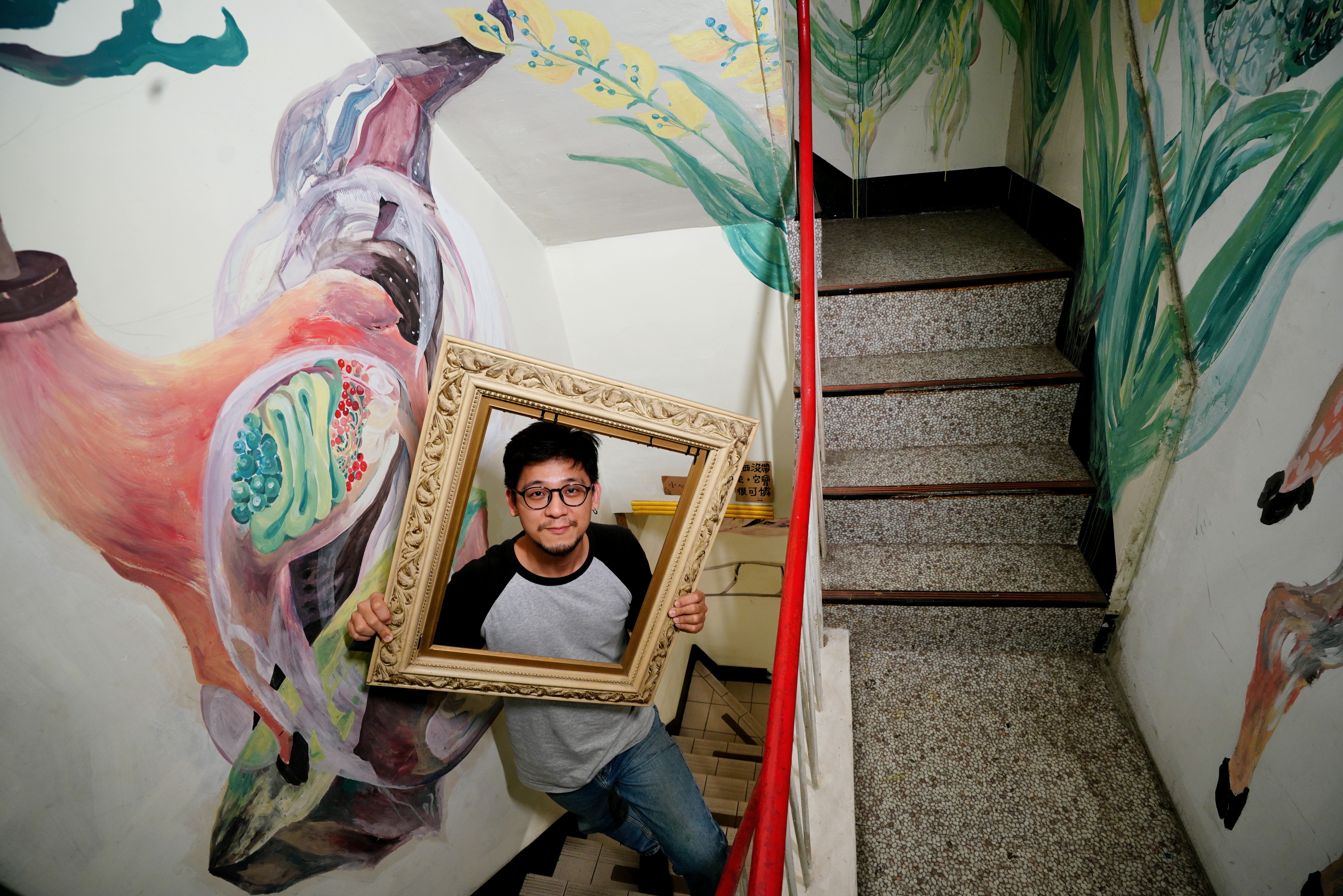 曾當過半年警官的李耕豪，離職南下開咖啡廳。沒有資金裝潢，住樓上的藝術家，幫忙彩繪，形成一種風格。