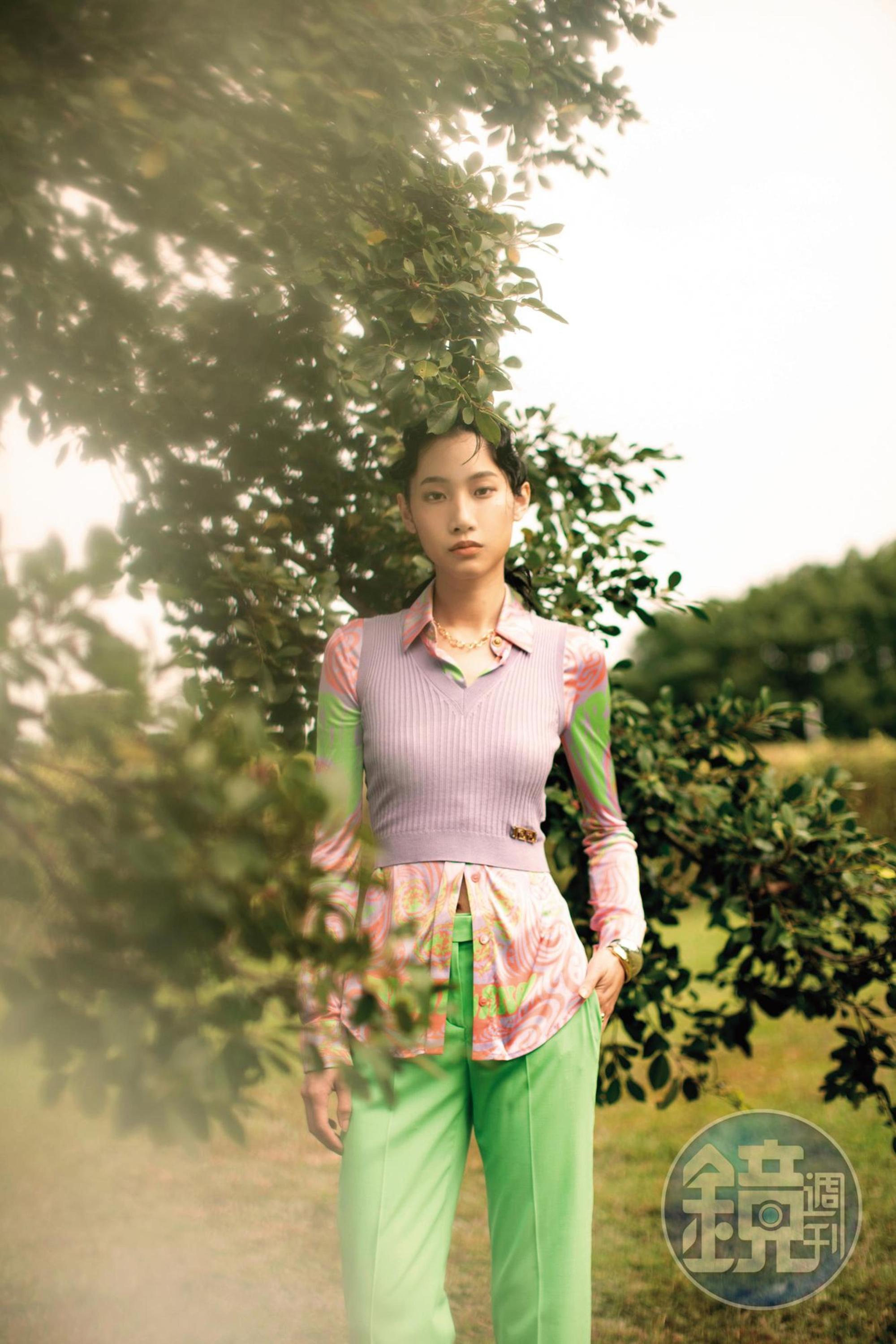 Greca無袖針織NT$23,000 by VERSACE／Medusa Music襯衫NT$41,000 by VERSACE／Medusa蘋果綠長褲NT$37,000 by VERSACE／ OFFSPRING系列18K黃金漸變鏈節項鍊NT$370,000 by GEORG JENSEN／CURVE系列18K黃金與純銀手鐲NT$161,000 by GEORG JENSEN／MOONLIGHT GRAPES系列18K黃金戒指NT$41,000 by GEORG JENSEN