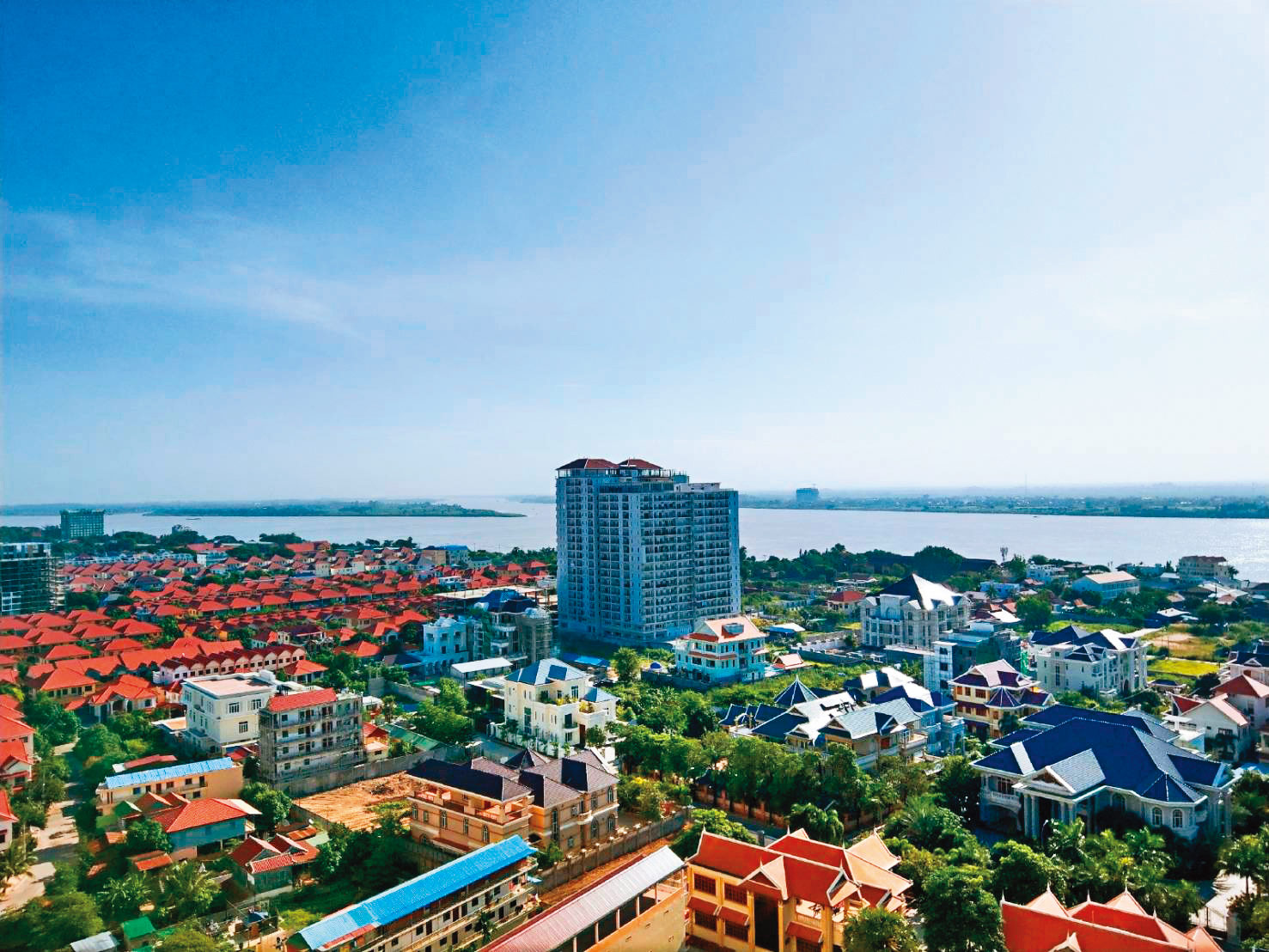 從劉伊心柬埔寨鑽石島的房子望出去，可以遠眺市景。（劉伊心提供）