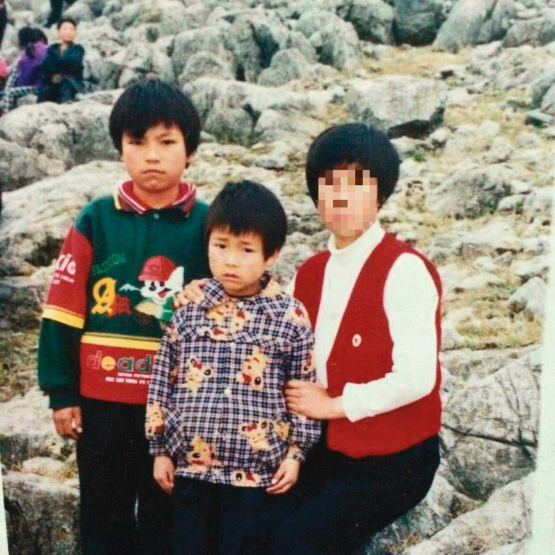 1996年，洛奇（左）、弟弟（中）與他們的母親。（洛奇提供）