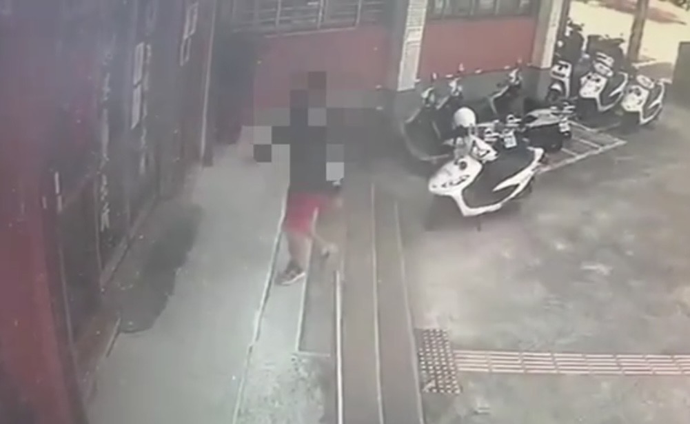 曹格9日上午到派出所說明。（翻攝畫面）