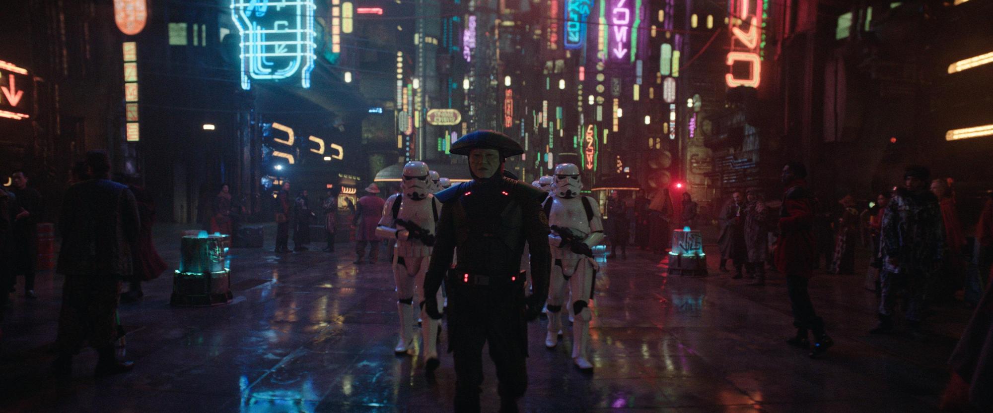 除了觀眾熟悉的星戰銀河系，這次也出現了呼應《攻殼機動隊》《銀翼殺手》的科幻城市場景。（Disney+提供）