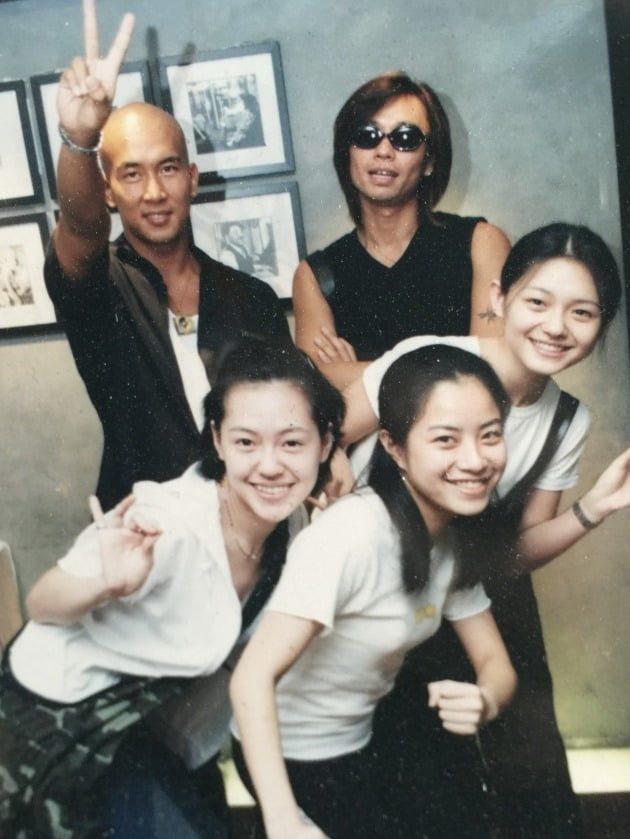 具俊曄(後排左一順時針起)、姜元來、大S、徐懷鈺、小S(徐熙娣),在1999年合影。(翻攝自姜元來臉書)