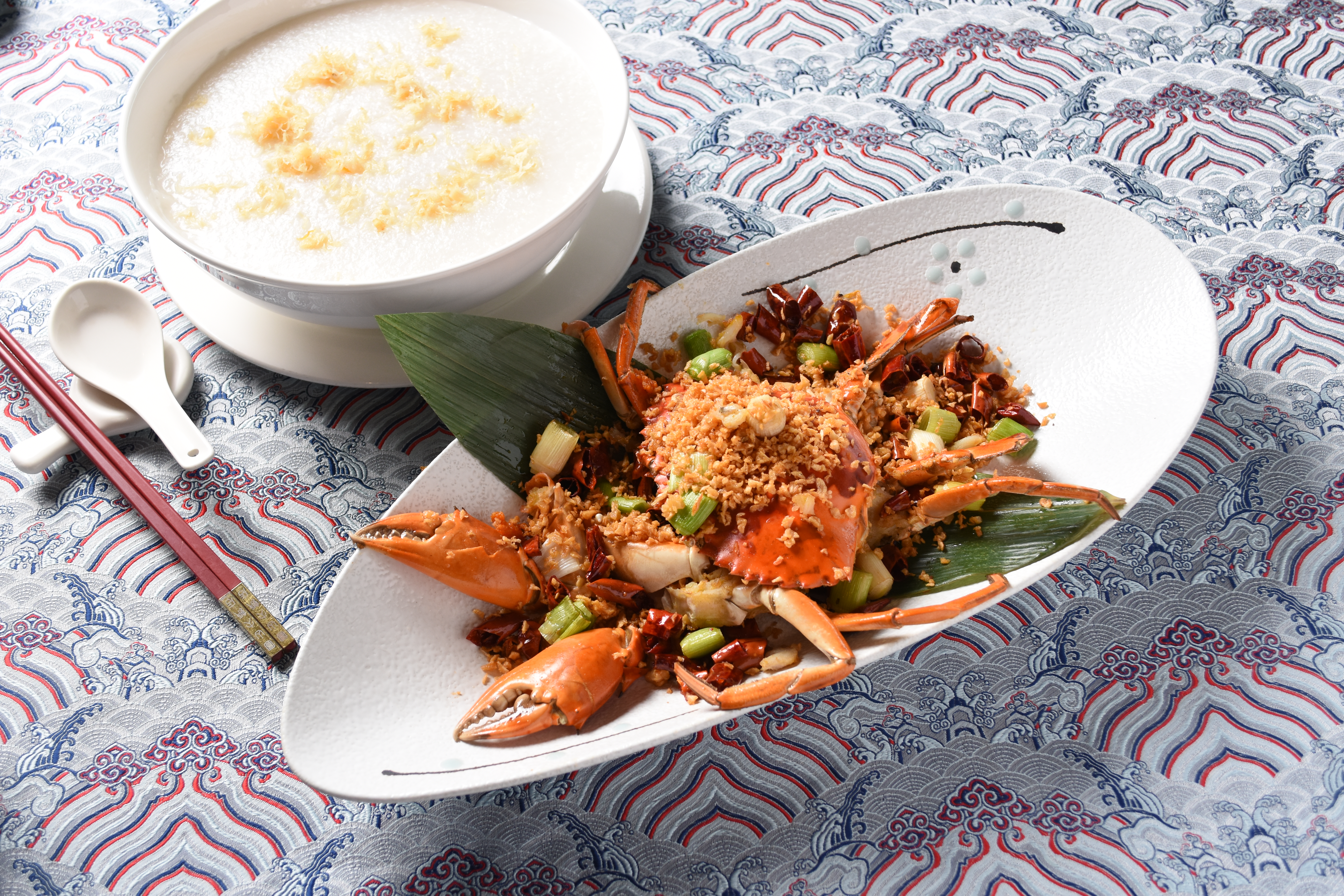 避風塘沙母佐靚干貝粥，選用肥美沙母灑上特製蒜酥，蒜香與蟹肉完美結合。（讀者提供）