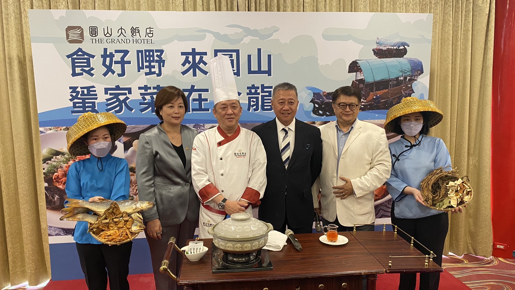 圓山大飯店金龍餐廳許耀光主廚,特別推出香港特色《蜑家菜》30道風味料理。(讀者提供)