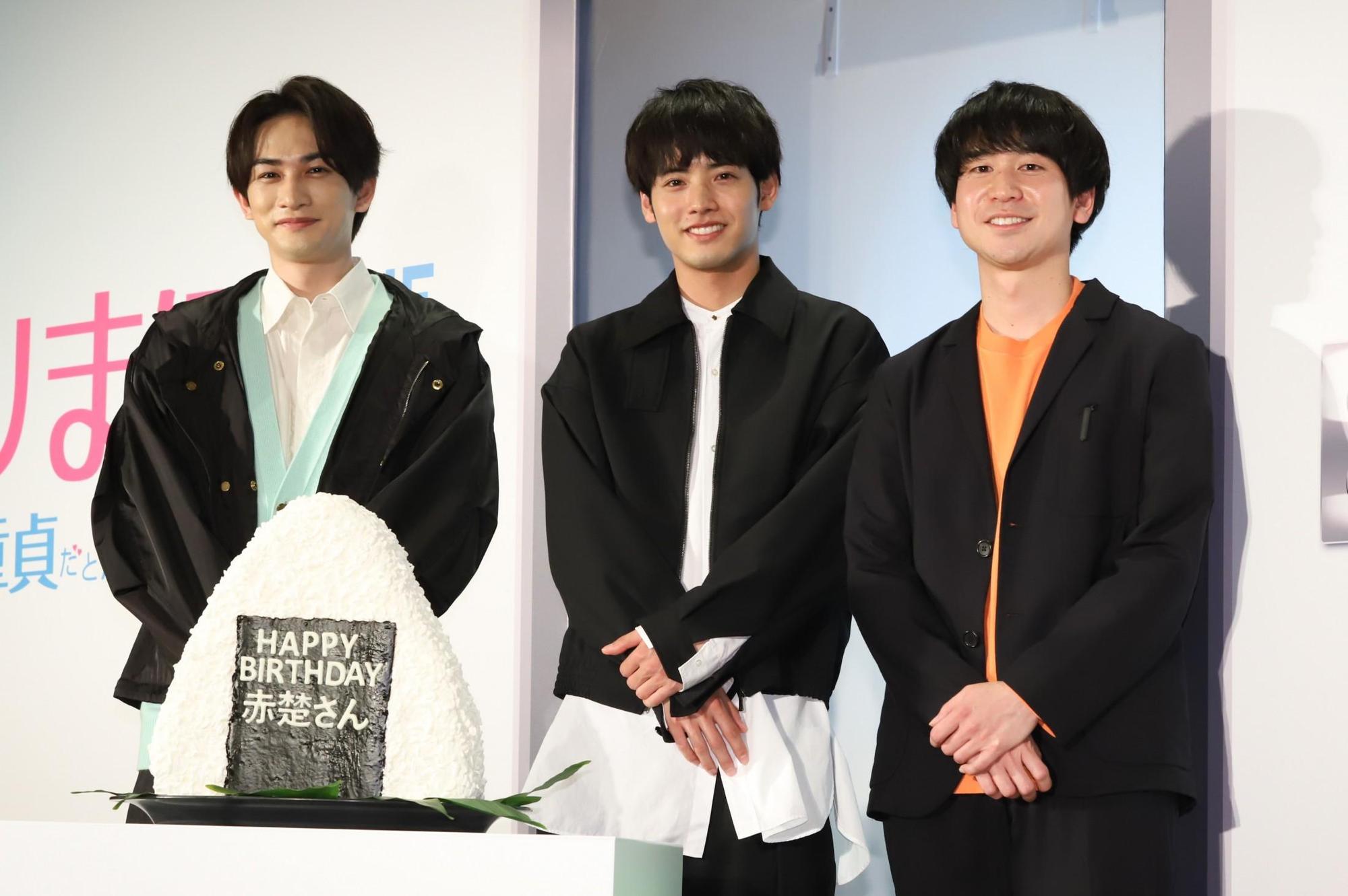 赤楚衛二(左起)與町田啓太、導演風間太今出席《電影版 如果30歲還是處男,似乎就能成為魔法師》造勢活動。(翻攝自cinematoday)