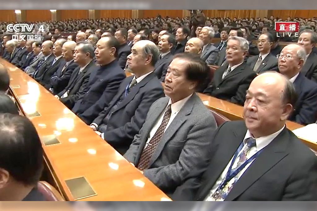 吳斯懷(右下)曾於2016與我國退將前往中國出席中共活動,這些人正襟危坐聆聽習近平談話,掀起國內輿論。(翻攝自央視)