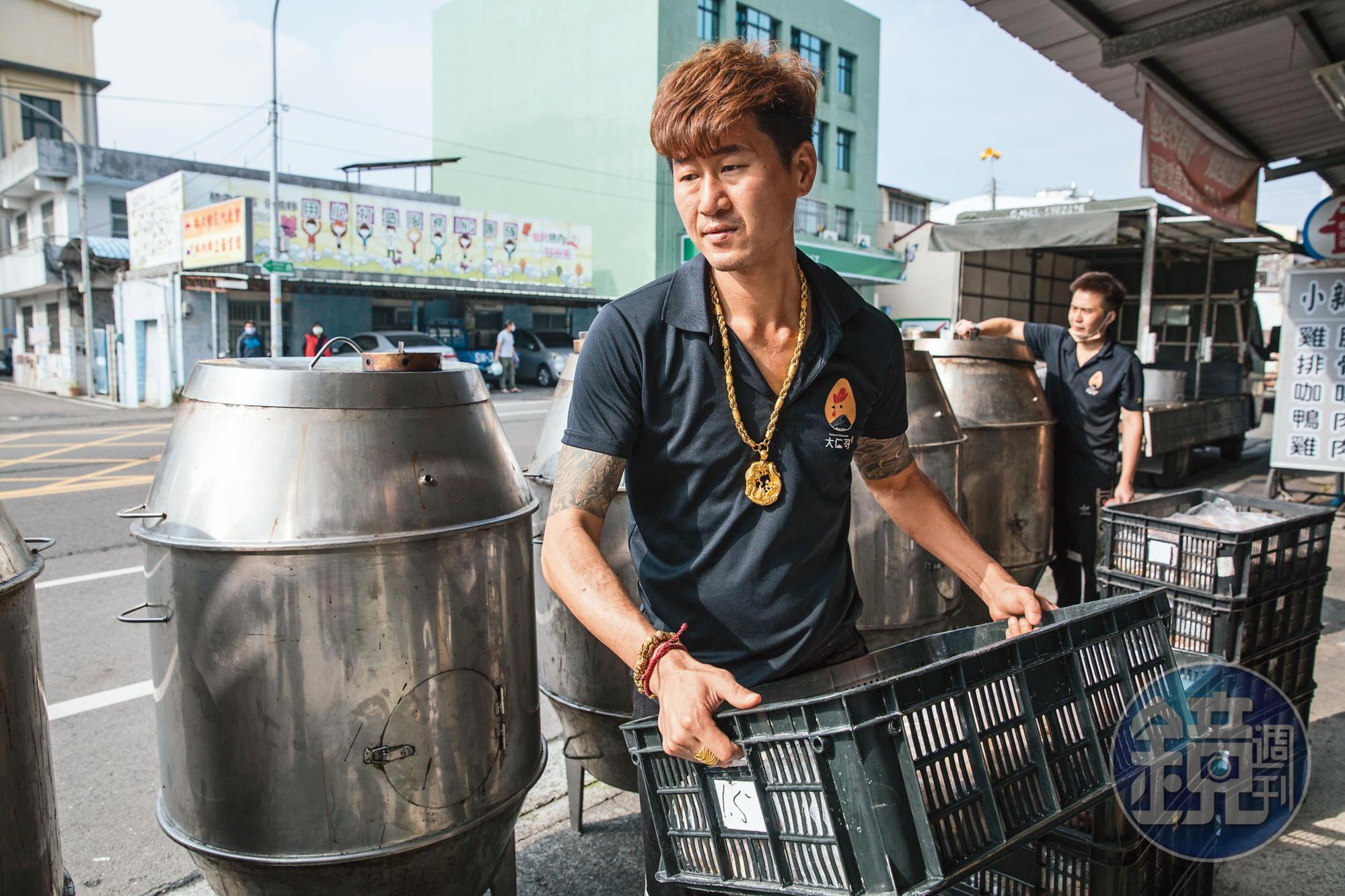 鄭敬仁擺攤賣桶仔雞,每次出攤都要搬沉重的桶子與食材等。