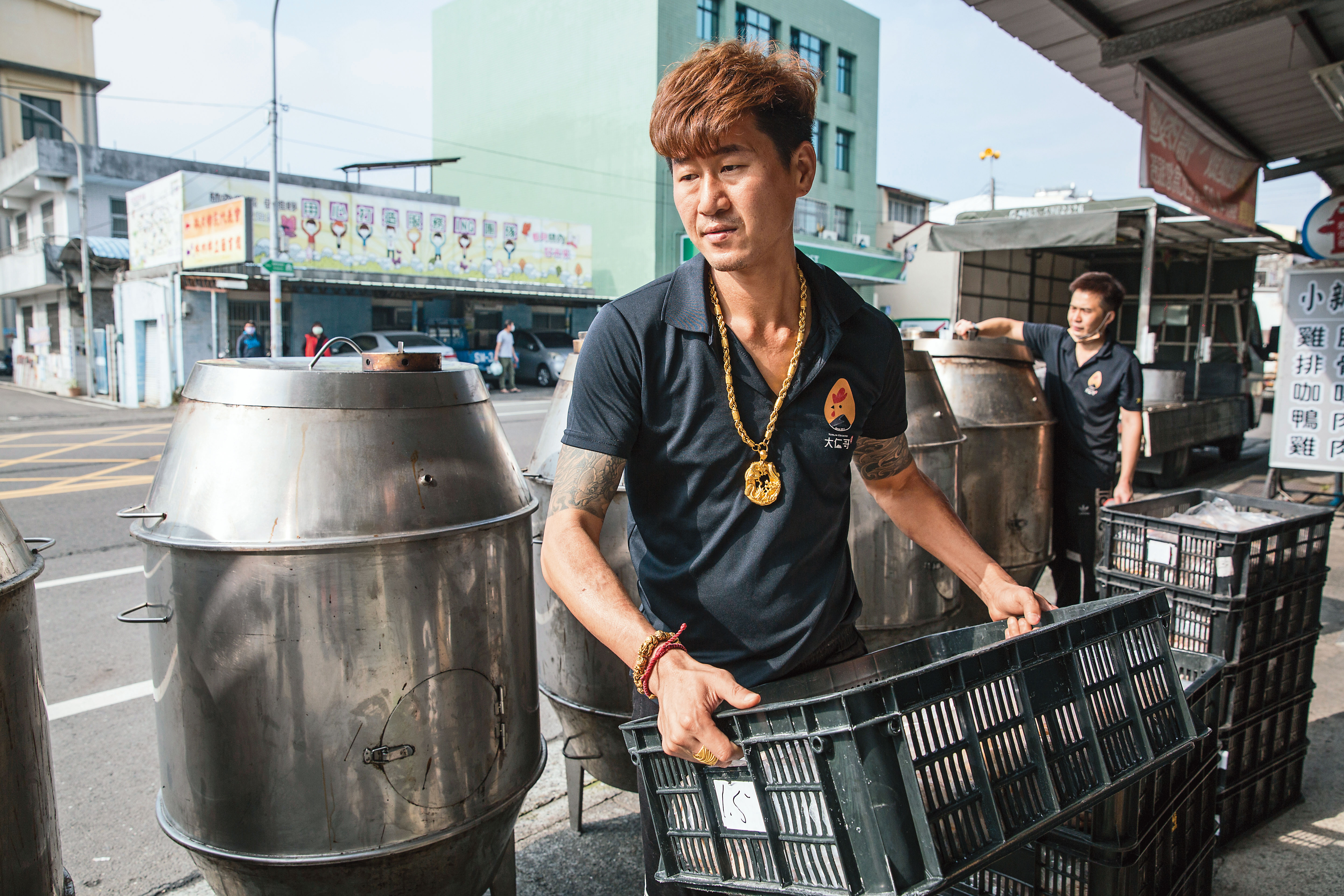 鄭敬仁擺攤賣桶仔雞，每次出攤都要搬沉重的桶子與食材等。