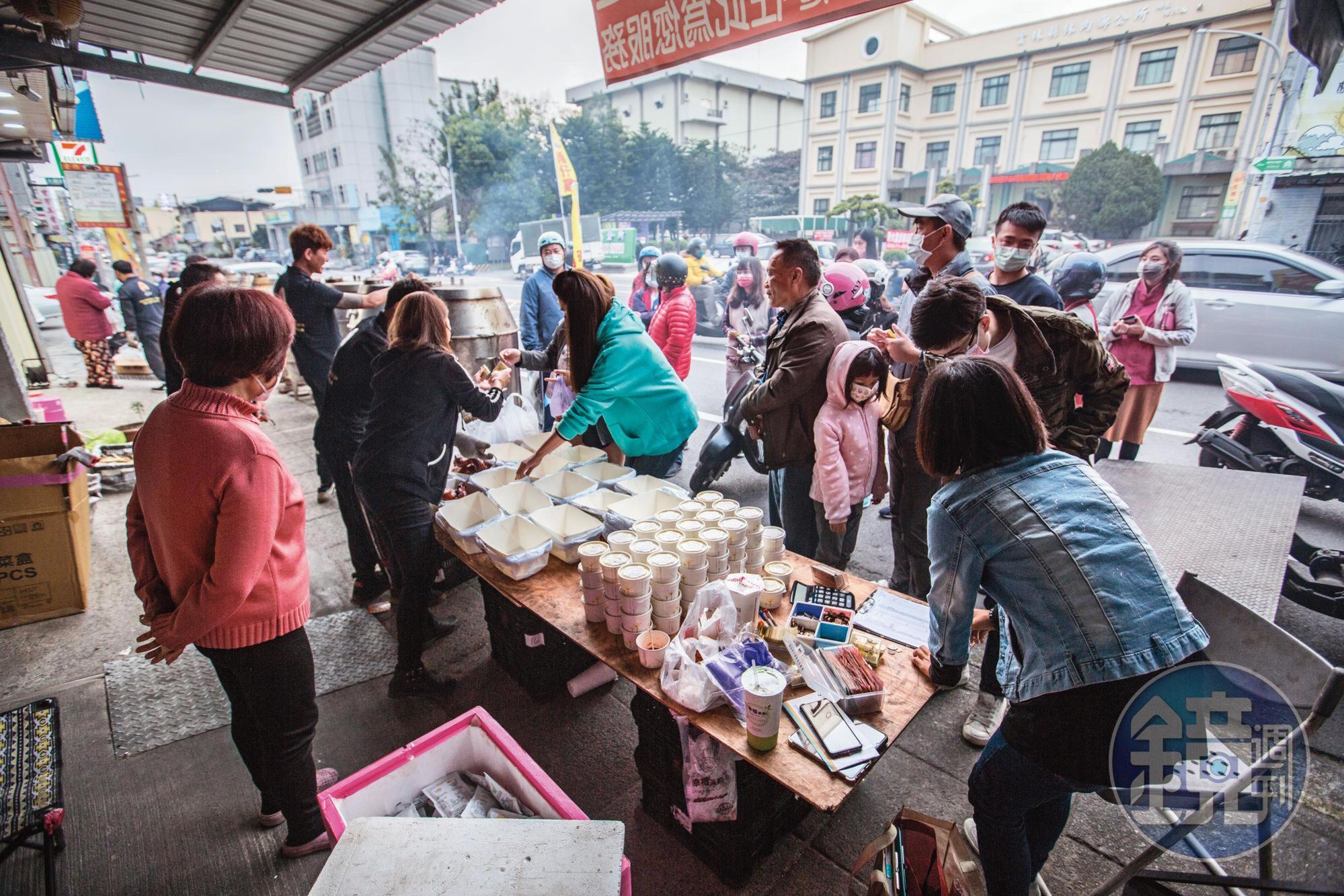 鄭敬仁在粉專公告開團時間與地點，烤雞都瞬間秒殺，還有網友特別跨縣市朝聖。