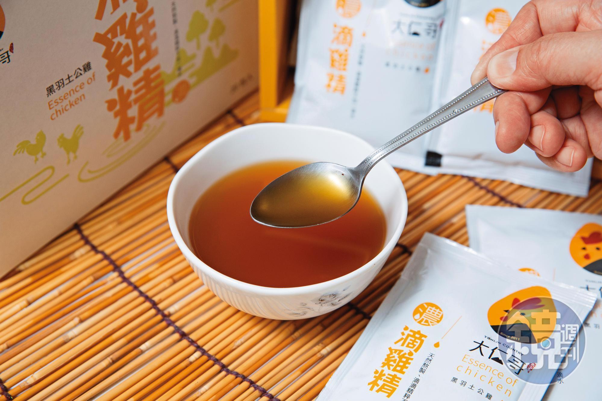除了烤雞,鄭敬仁也推出以熟齡黑羽公雞,慢火熬煮15小時以上製成的滴雞精,希望開拓不同市場。(90元/包)