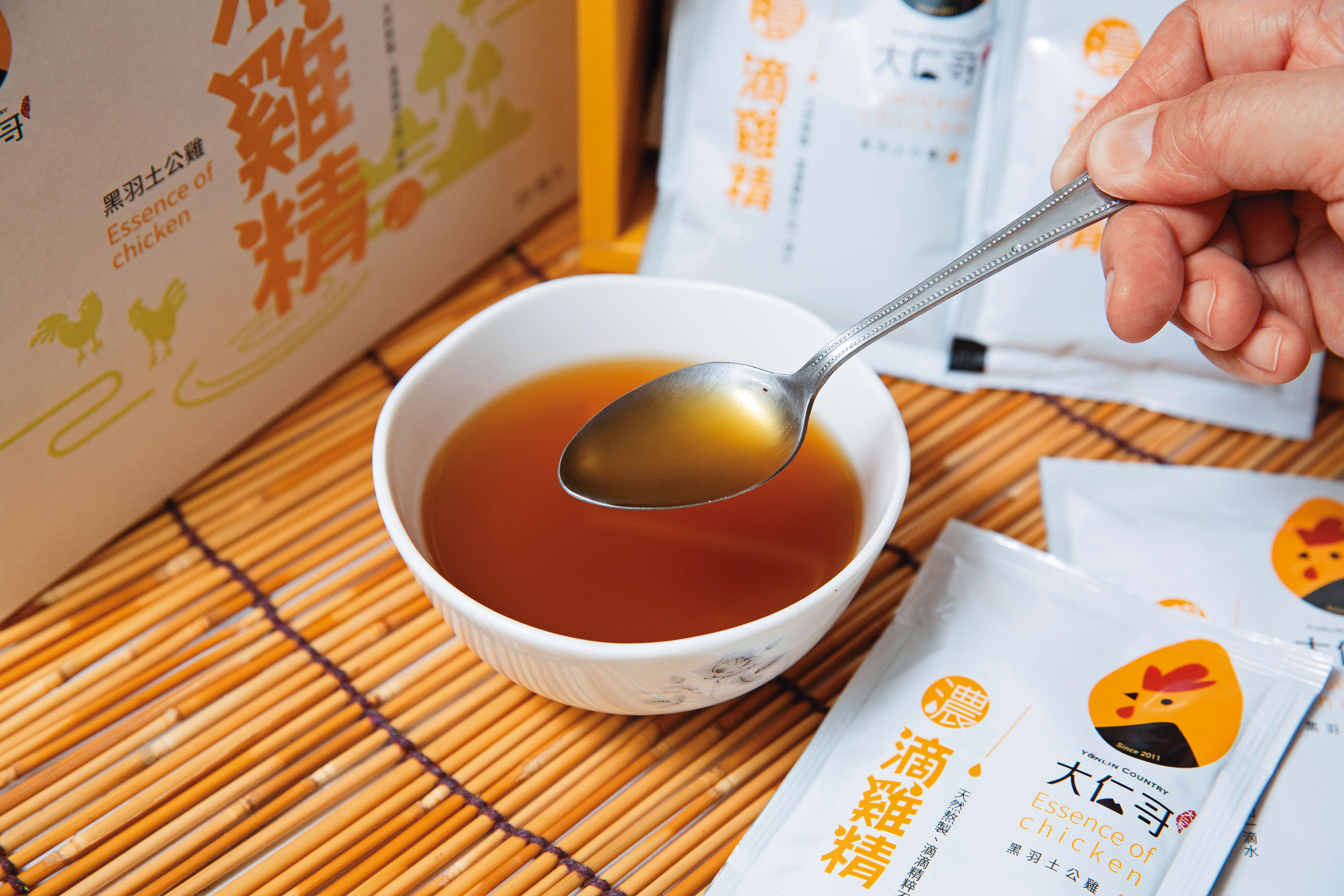 除了烤雞,鄭敬仁也推出以熟齡黑羽公雞,慢火熬煮15小時以上製成的滴雞精,希望開拓不同市場。(90元/包)