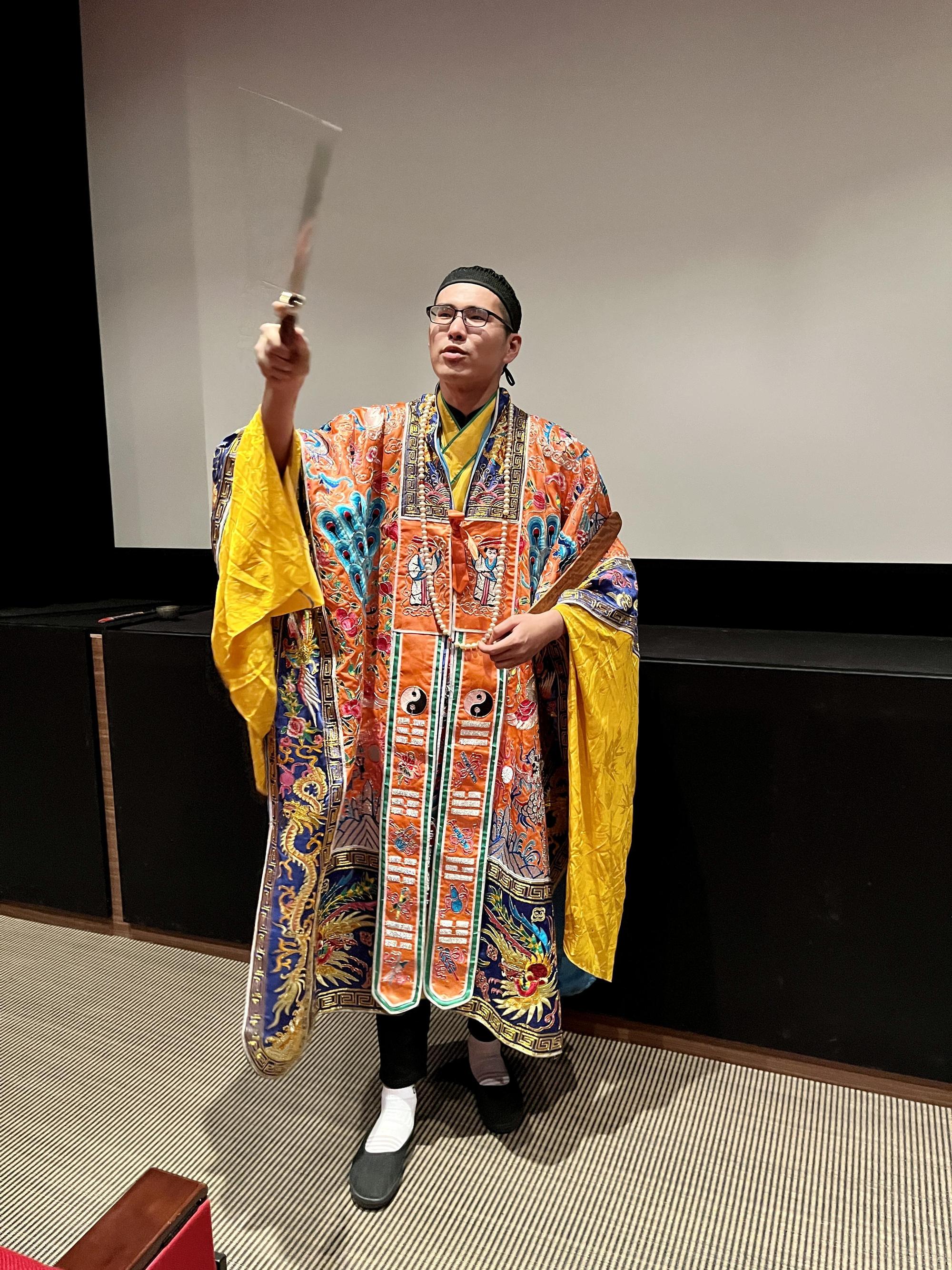 于治詮在電影放映前現場穿上道袍、手拿七星劍,成為眾人目光焦點。(皮諾丘電影提供)