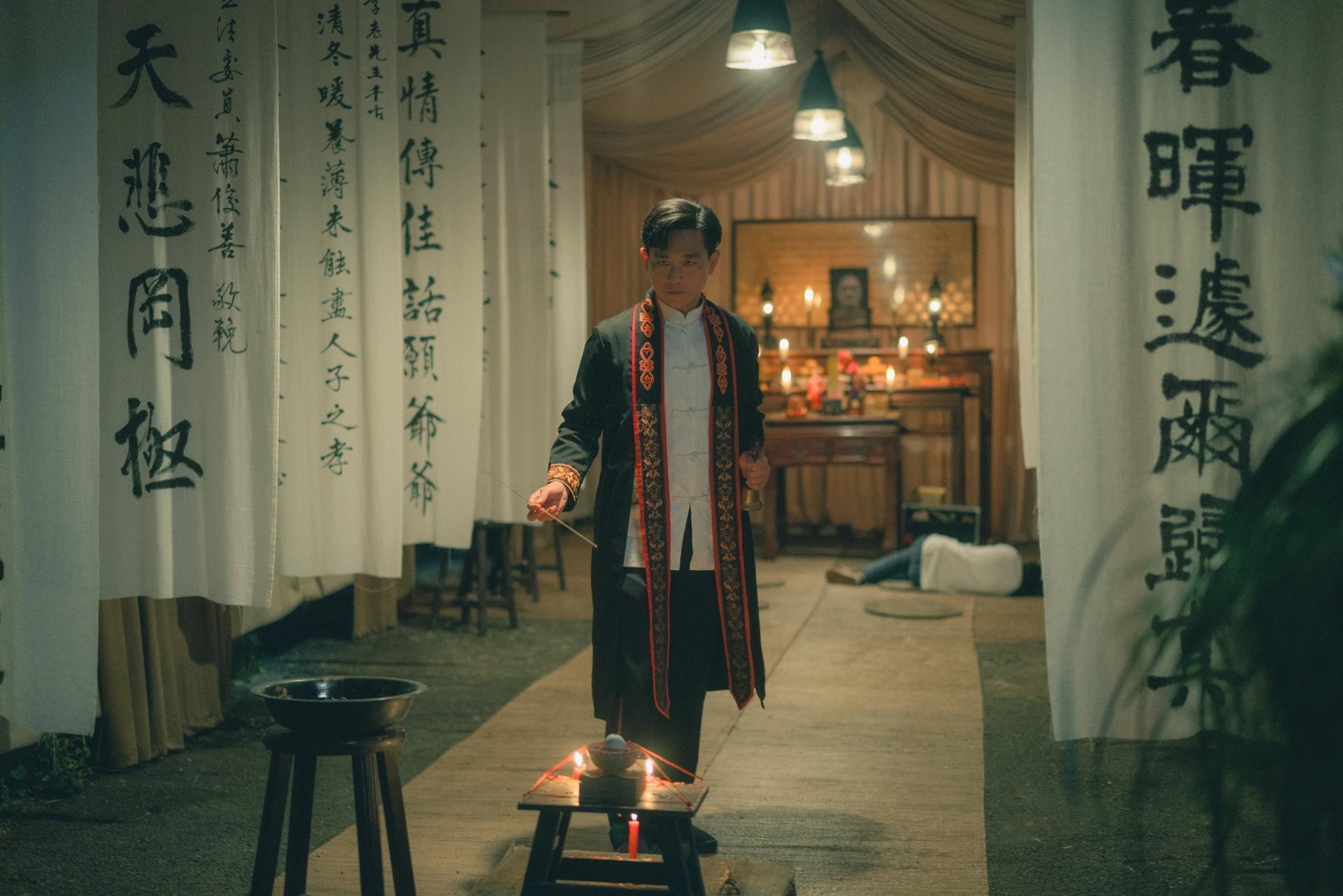 陳家逵在電影中飾演法師,其動作儀式由道長于治詮設計。(皮諾丘電影提供)