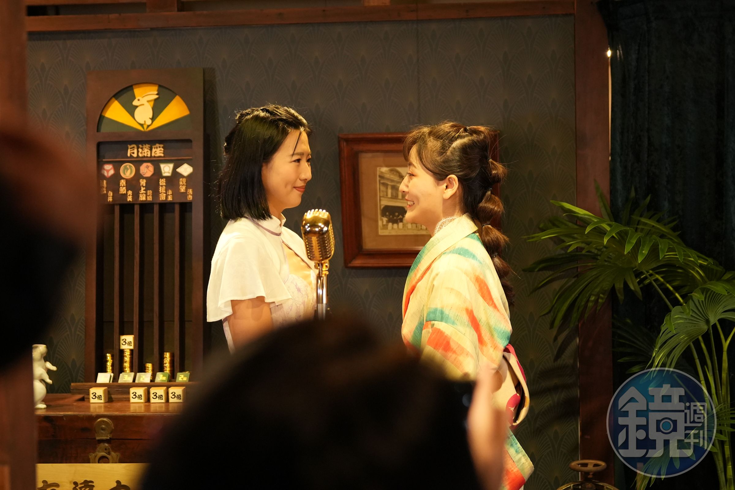 聲林之王歌手賴珮如（左）飾演月滿珈琲館老闆娘清香，拉拉邱芳靖則是女給小玉。（拾光號提供）