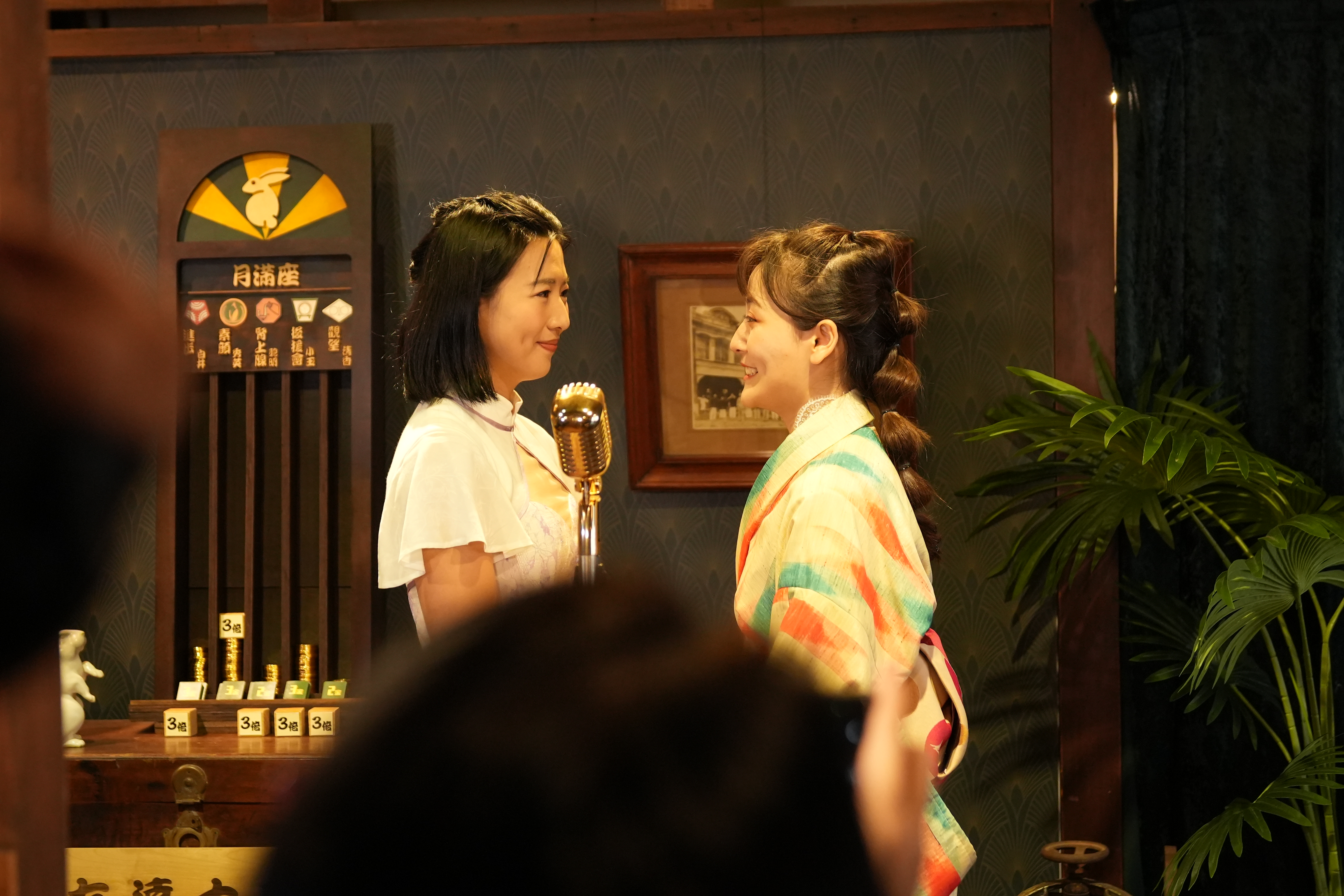 聲林之王歌手賴珮如（左）飾演月滿珈琲館老闆娘清香，拉拉邱芳靖則是女給小玉。（拾光號提供）