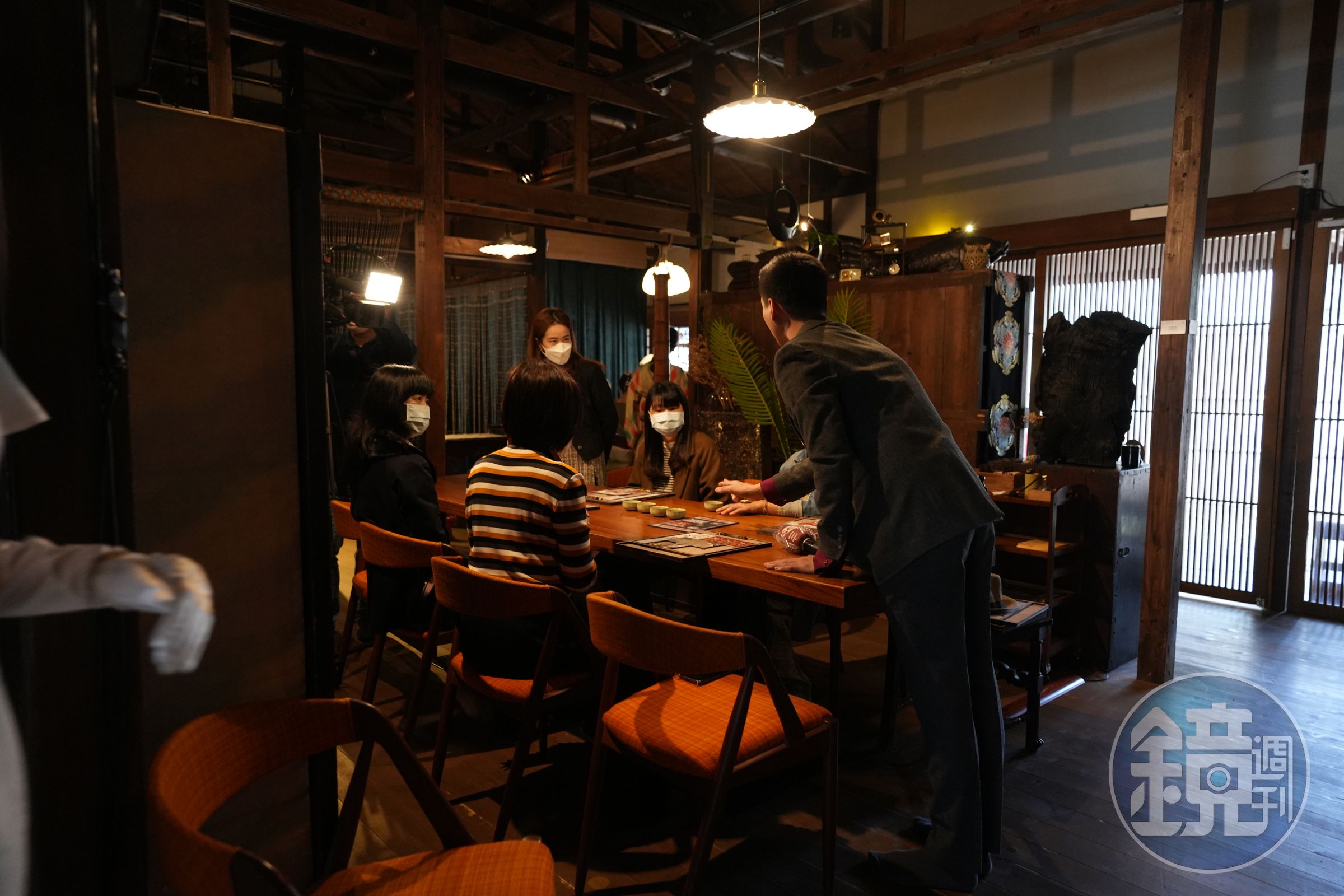 沉浸式娛樂劇場《友達大亨》帶領觀眾走入日據時代的月滿珈琲館。（拾光號提供）