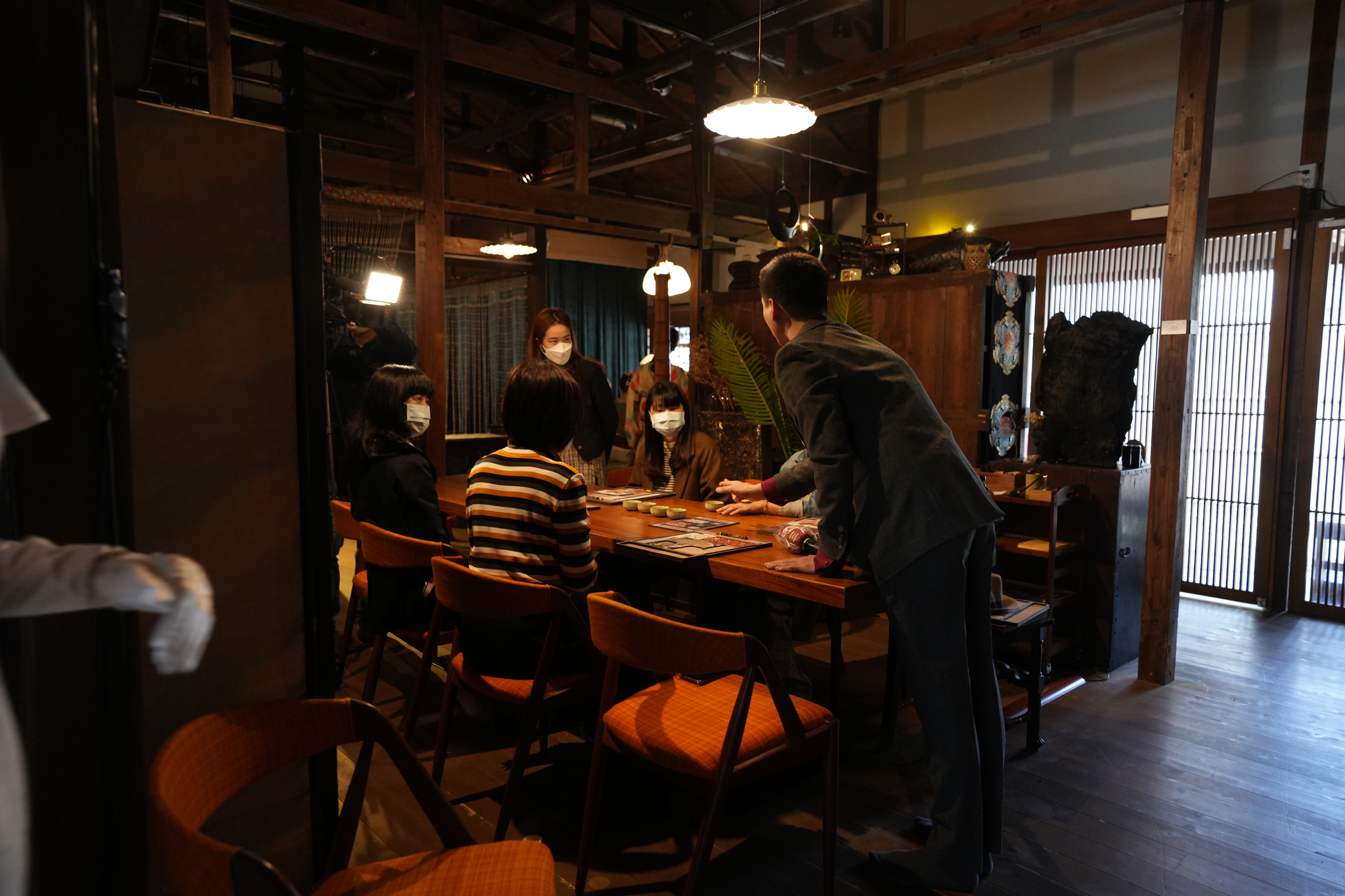 沉浸式娛樂劇場《友達大亨》帶領觀眾走入日據時代的月滿珈琲館。（拾光號提供）