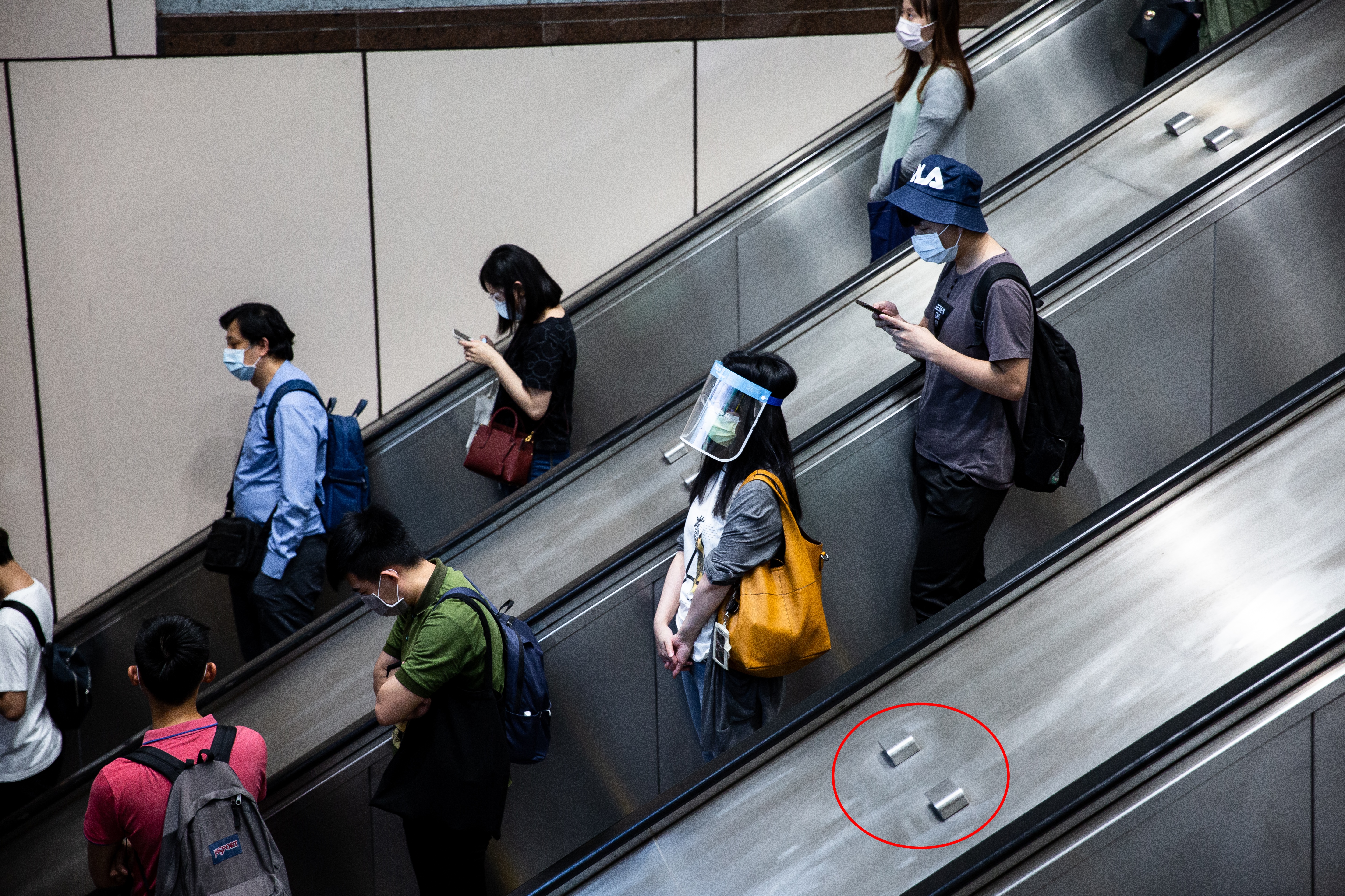 北捷電扶梯上的突起物件，令人好奇到底功用為何？（本刊資料照）