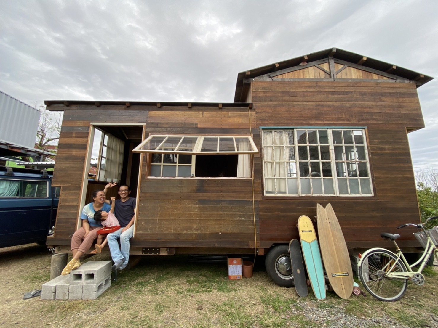 都蘭糖廠對面的草地上，有間奇特的小屋子。