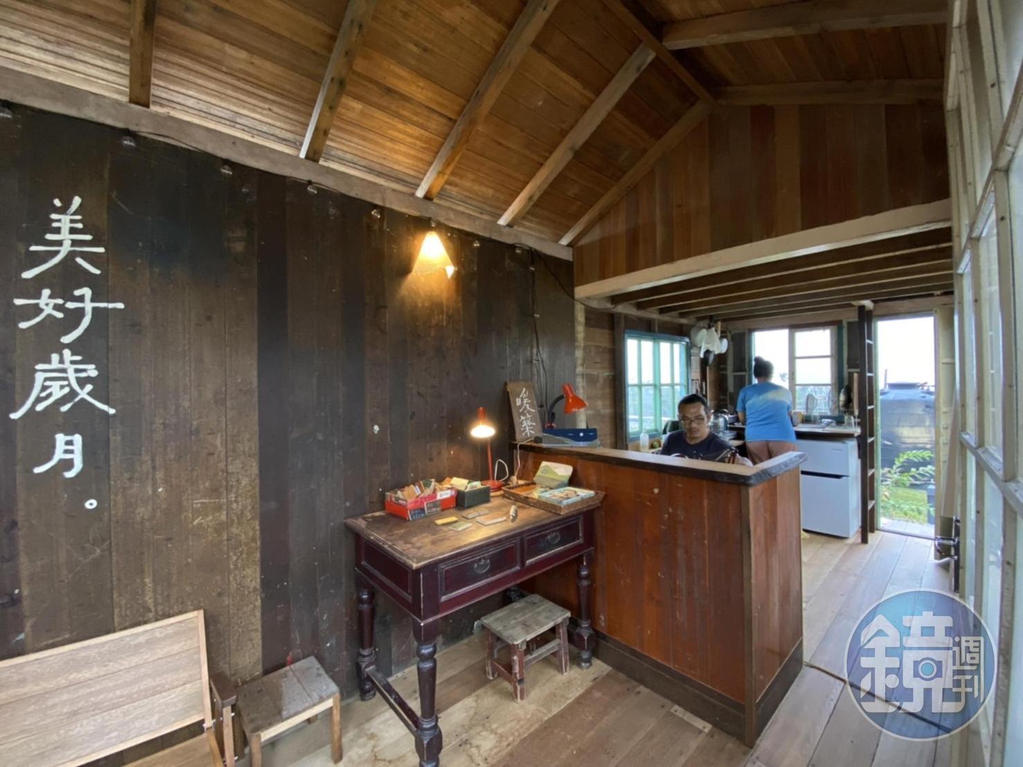 有展售和住家空間的屋內,雖小卻什麼都沒有缺少。