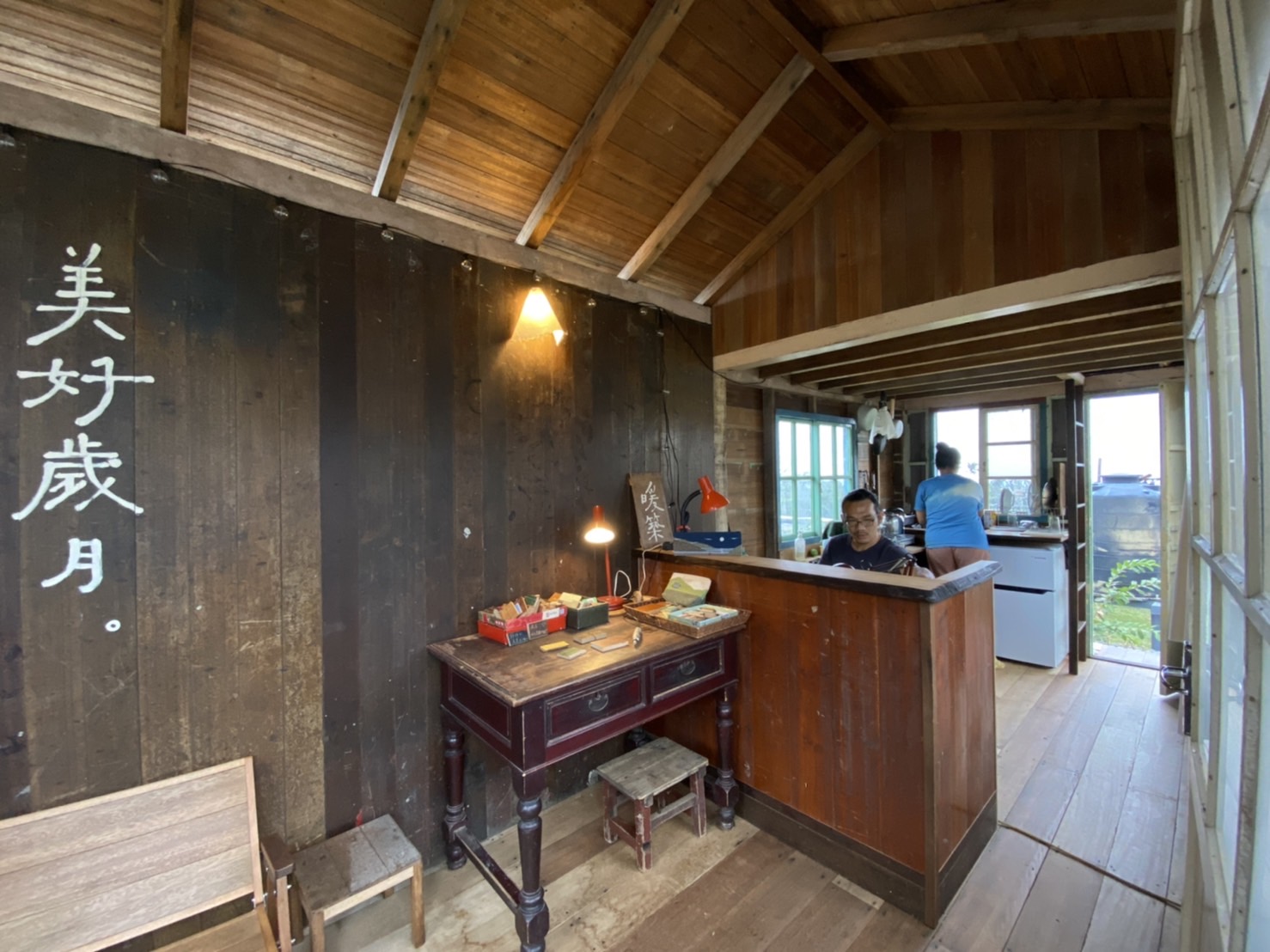 有展售和住家空間的屋內,雖小卻什麼都沒有缺少。