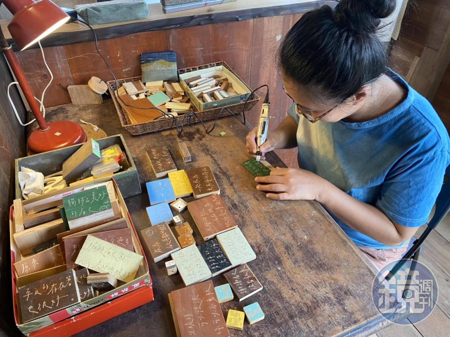 小朱的工作,是在老木料上刻字。