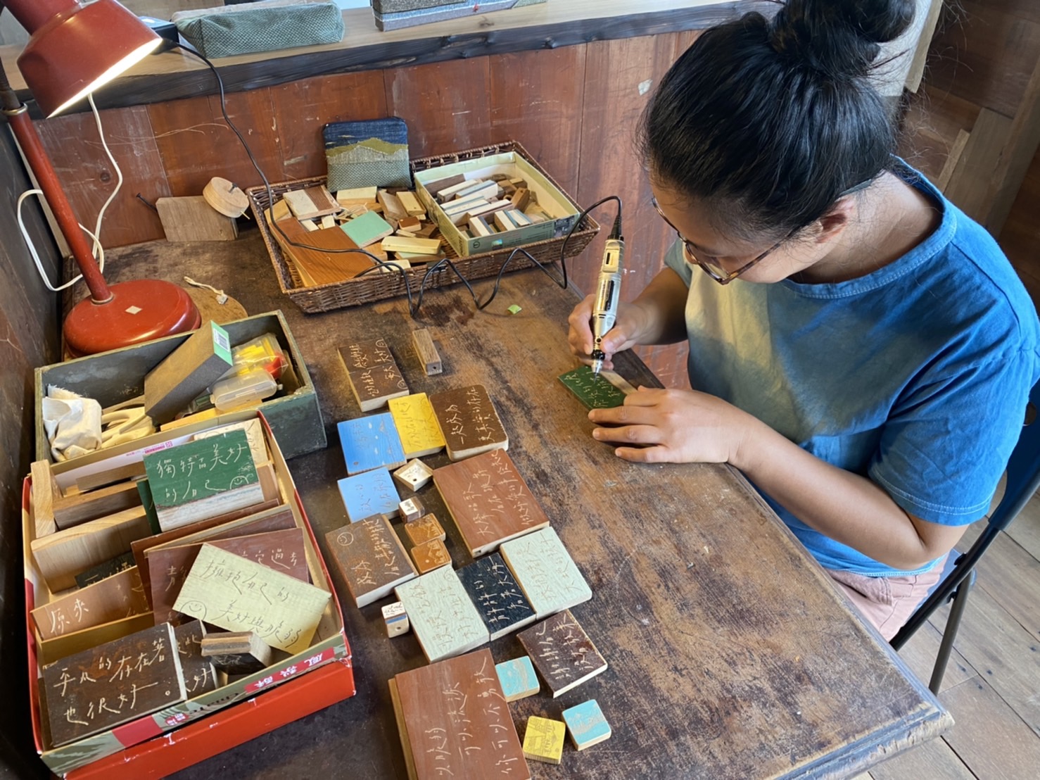 小朱的工作,是在老木料上刻字。