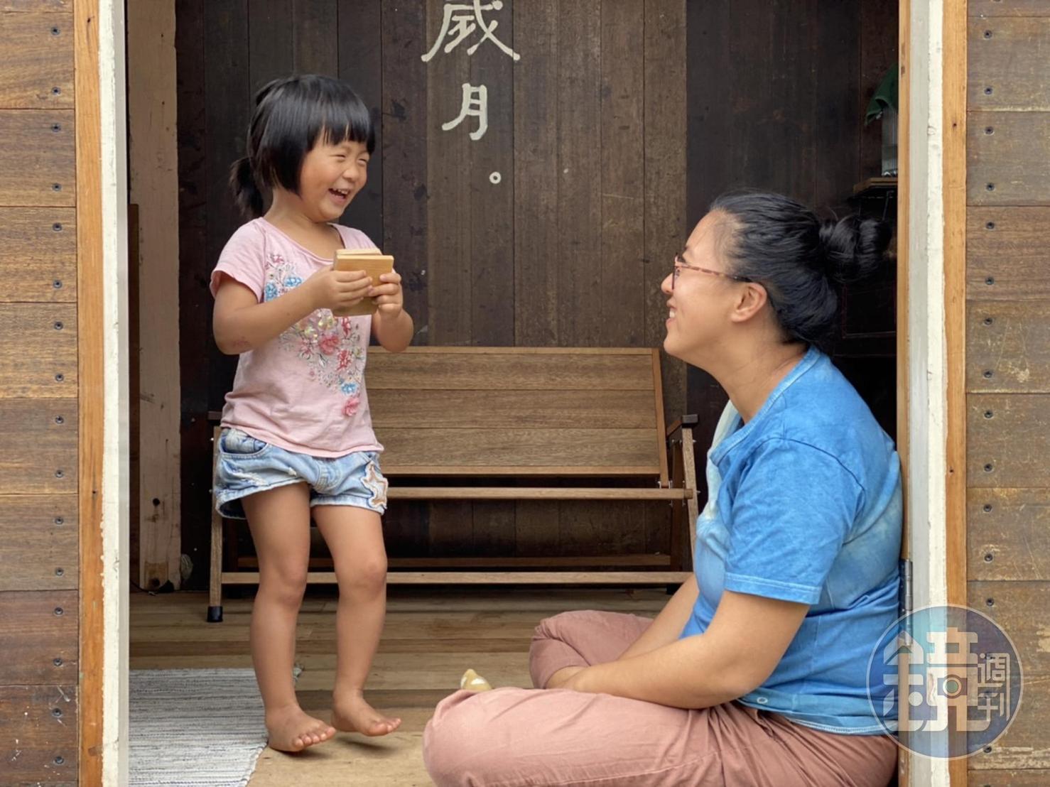 跟孩子生活在一起,小朱臉上充滿笑容。