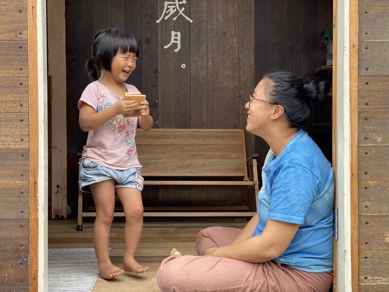 跟孩子生活在一起,小朱臉上充滿笑容。