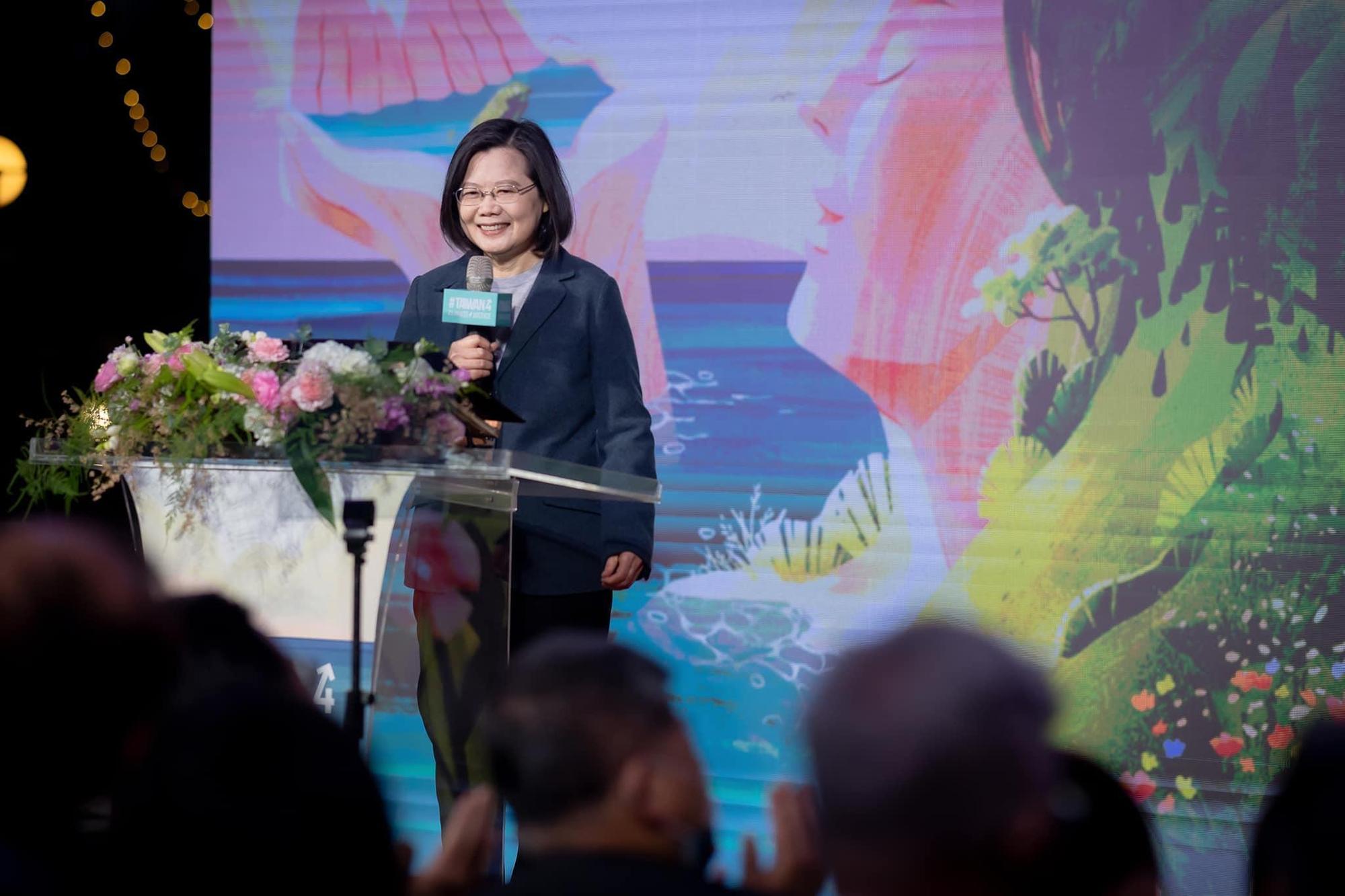 提及烏克蘭戰事,蔡英文指出,「捍衛民主自由需要更強大的力量,需要更多國家一起來努力」。(翻攝自蔡英文臉書)