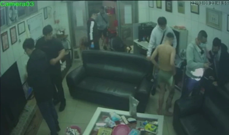 一名網友曝光影片控訴警方濫權，結果被網友酸爆、警方打臉。（翻攝自爆料公社）