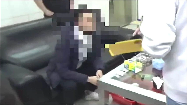 警方曝光的畫面顯示，明明有出示搜索票，打臉發文者說詞偏頗且不實。（翻攝畫面）