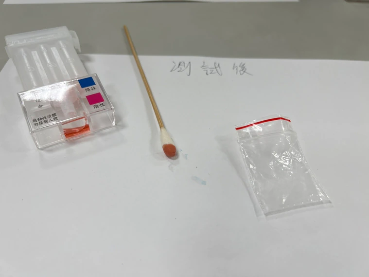 警方也的確從年輕人身上搜出毒品，毒品殘渣經檢驗後呈現藍色陽性反應。（翻攝畫面）